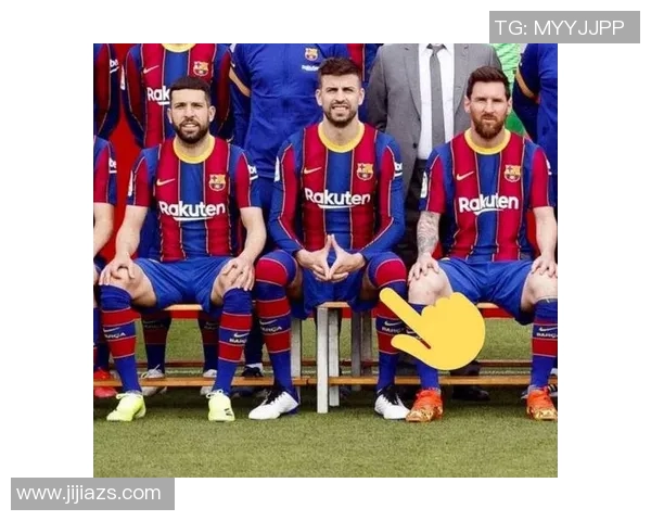 足球明星合影时的手势解析与背后的故事分享