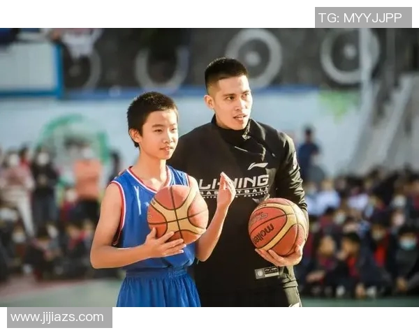 篮球明星带儿子打篮球的温馨时刻与成长故事分享